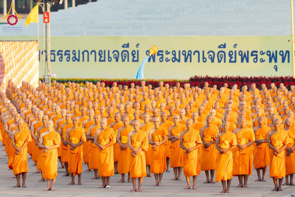 ภาพ No.285232:วันจันทร์ที่ 15 ธันวาคม พ.ศ.2568  บันทึกภาพหมู่ประวัติศาสตร์ โครงการบรรพชาอุปสมบทหมู่  รุ่นบูชาธรรมมหาปูชนียาจารย์ ประจำปี 2568 ณ ลานธรรมมหาธรรมกายเจดีย์ วัดพระธรรมกาย