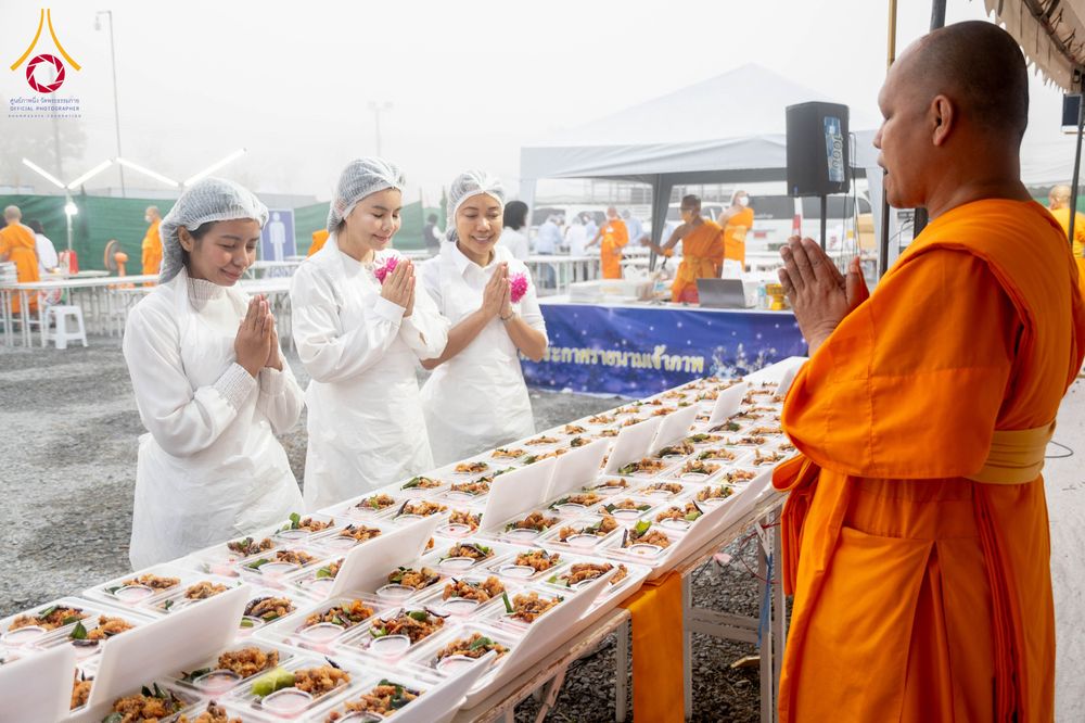 ภาพ No.298516:วันที่ 20 มกราคม พ.ศ. 2569 พิธีถวายภัตตาหารเป็นสังฆทาน แด่พระธรรมยาตรา ณ อนุสรณ์สถานบางปลา วัดบางปลา อำเภอบางเลน จังหวัดนครปฐม ในโครงการธรรมยาตรา กตัญญูบูชา มหาปูชนียาจารย์ พระมงคลเทพมุนี(สด จนฺทสโร) พระผู้ปราบมาร อนุสรณ์สถาน 7 แห่ง ปีที่ 14