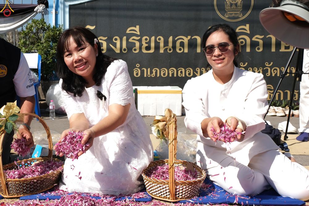 ภาพ No.304042:วันที่ 25 มกราคม พ.ศ. 2569 พิธีต้อนรับพระธรรมยาตรา  รร.สามัคคีราษฏร์บำรุง-วัดพระธรรมกาย ในโครงการธรรมยาตรา กตัญญูบูชา มหาปูชนียาจารย์ พระมงคลเทพมุนี(สด จนฺทสโร) พระผู้ปราบมาร อนุสรณ์สถาน 7 แห่ง ปีที่ 14