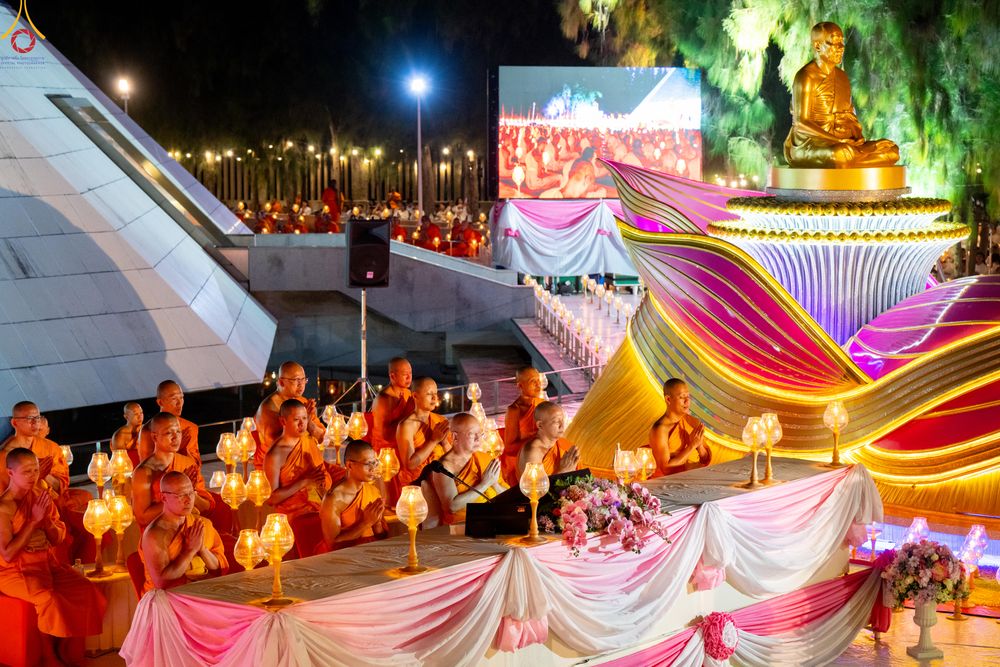 ภาพ No.290185:วันที่ 6 มกราคม พ.ศ. 2569 พิธีจุดประทีปถวายเป็นพุทธบูชา และบูชาธรรมมหาปูชนียาจารย์ (ภาพชุดที่ 2) ณ อนุสรณ์สถานมหาวิหารพระมงคลเทพมุนี (โลตัสแลนด์) อ.สองพี่น้อง จ.สุพรรณบุรี ในโครงการธรรมยาตรา กตัญญูบูชา มหาปูชนียาจารย์ พระมงคลเทพมุนี(สด จนฺทสโร) พระผู้ปรา