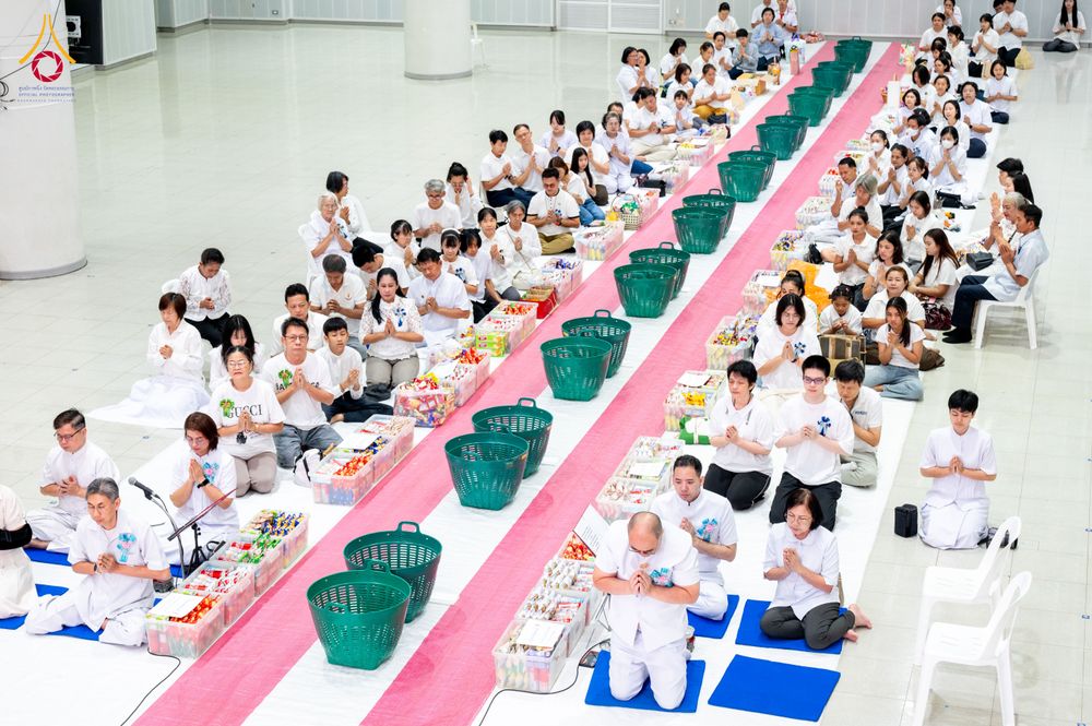 ภาพ No.322882:วันเสาร์ที่ 18 เมษายน พ.ศ. 2569 ตักบาตรฉลองพระใหม่ โครงการอุปสมบทหมู่ธรรมทายาท ระดับอุดมศึกษา รุ่นที่ 53 ภาคฤดูร้อน  ณ ฟ้องปฏิบัติธรรม ชั้นลอย 1/2 มหารัตนวิหารคด คอร์ 13 วัดพระธรรมกาย