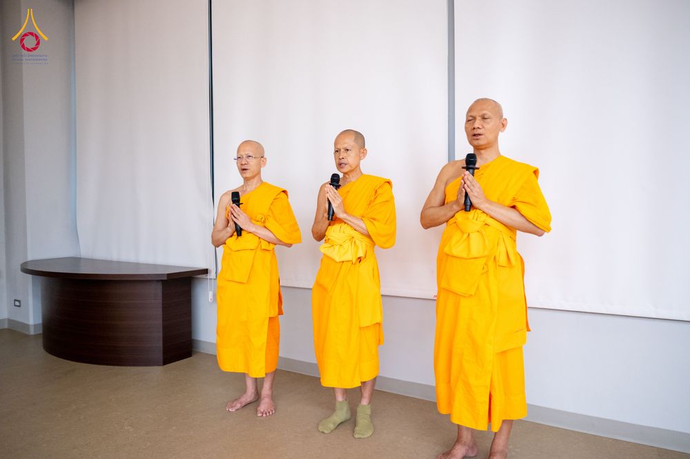 ภาพ No.324793:วันอังคารที่ 21 เมษายน พ.ศ.2569  หลวงพ่อทัตตชีโว รองเจ้าอาวาสวัดพระธรรมกาย ถวายการต้อนรับและปฏิสันถารคณะสงฆ์จากประเทศเวียดนาม