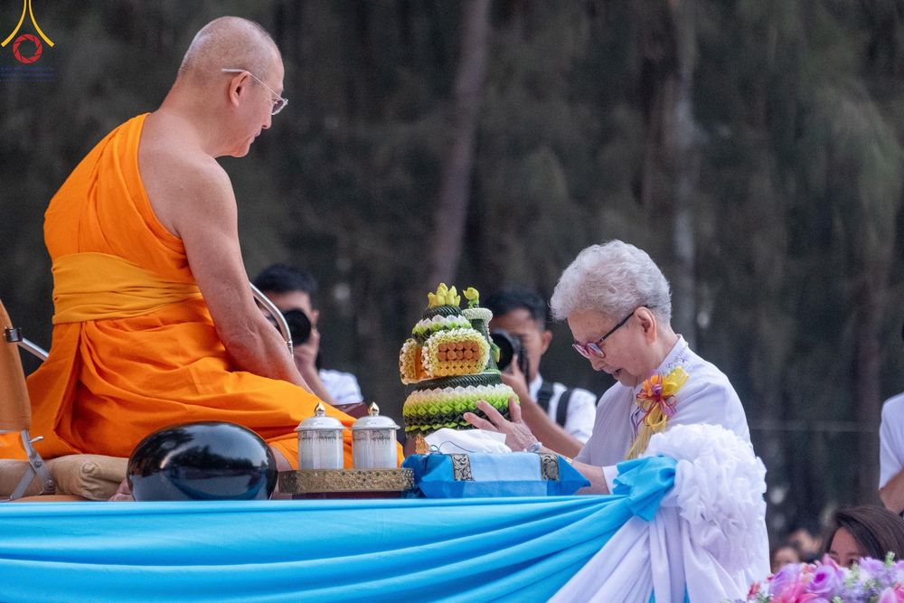 ภาพ No.107350:พิธีตักบาตรพระธรรมยาตราฯ ในโครงการธรรมยาตรากตัญญูบูชา มหาปูชนียาจารย์ พระมงคลเทพมุนี(สด จนฺทสโร) พระผู้ปราบมาร ปีที่ 12 ณ อนุสรณ์สถานมหาวิหารพระมงคลเทพมุนี อ.สองพี่น้อง จ.สุพรรณบุรี วันที่ 7 มกราคม พ.ศ. 2567