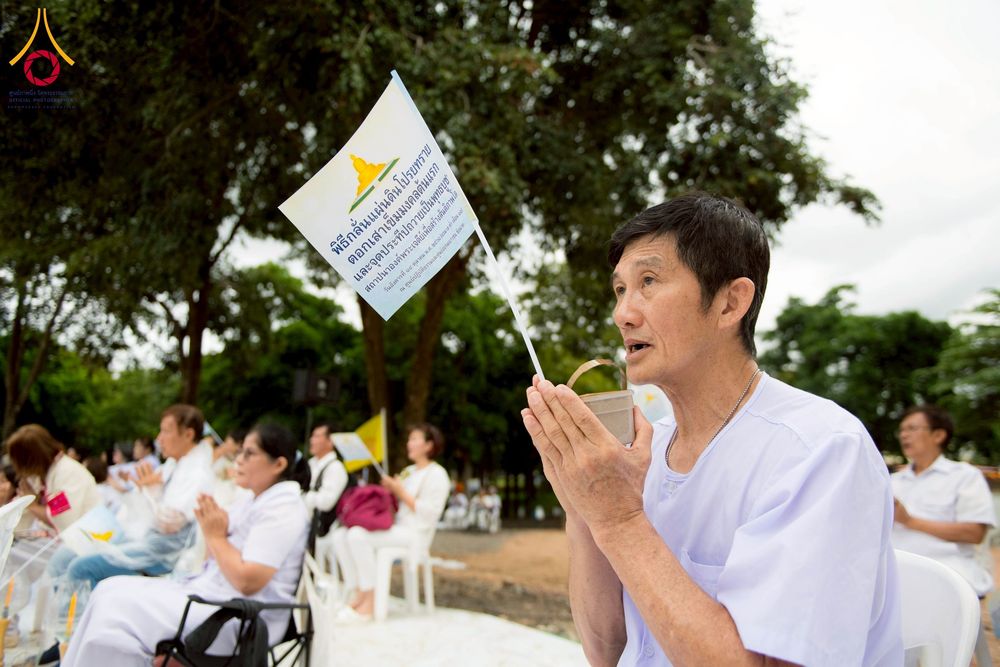 ภาพ No.261859:วันที่ 14 ตุลาคม พ.ศ. 2568 พิธีกลั่นแผ่นดิน โปรยทรายตอกเสาเข็มมหามงคลต้นแรก  สร้างองค์พระเจดีย์และจุดประทีปถวายเป็นพุทธบูชา ณ ศูนย์ปฏิบัติธรรมชัยนาท ต.ธรรมามูล อ.ชัยนาท จ.ชัยนาท