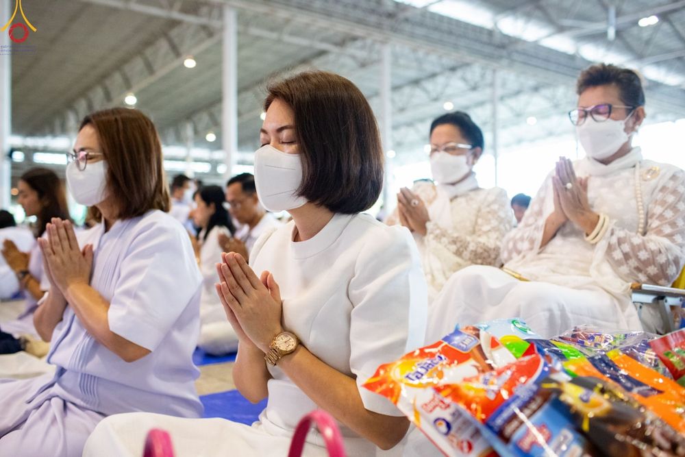 ภาพ No.89423:พิธีตักบาตร ข้าวสารอาหารแห้ง พิธีบูชาข้าวพระ และพิธีจุดเทียนใจ ไฟนิรันดร์  อนันตชัย ณ สภาธรรมกายสากล วัดพระธรรมกาย วันอาทิตย์ที่ 1 ตุลาคม พ.ศ. 2566