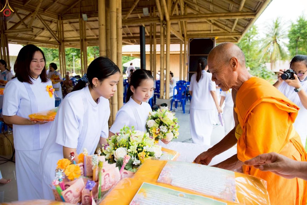 ภาพ No.263165:วันที่ 18 ตุลาคม พ.ศ. 2568 พิธีทอดกฐินสามัคคีเพื่อซื้อที่ดิน  สร้างอาคารครัวและโรงอาหาร  ห้องน้ำพร้อมโรงซักตากชาย-หญิง  และพิธีทอดกฐินสามัคคีทั่วไทย 30,000 วัด  ศูนย์ปฏิบัติธรรมนานาชาติทุ่งแสงธรรม  (Moonastery Meditation Center) ต.แสงอรุณ อ.ทับสะแก จ.ประ