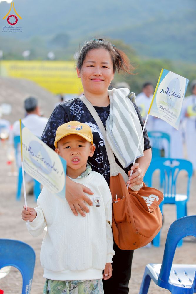 ภาพ No.275060:วันอาทิตย์ที่ 30 พฤศจิกายน พ.ศ. 2568 พิธีตอกเสาเข็ม "สร้างองค์พระเจดีย์เพื่อสร้างสันติภาพโลก" ต้นสุดท้าย ณ ศูนย์ปฏิบัติธรรมระยอง (บ้านช่องลม)