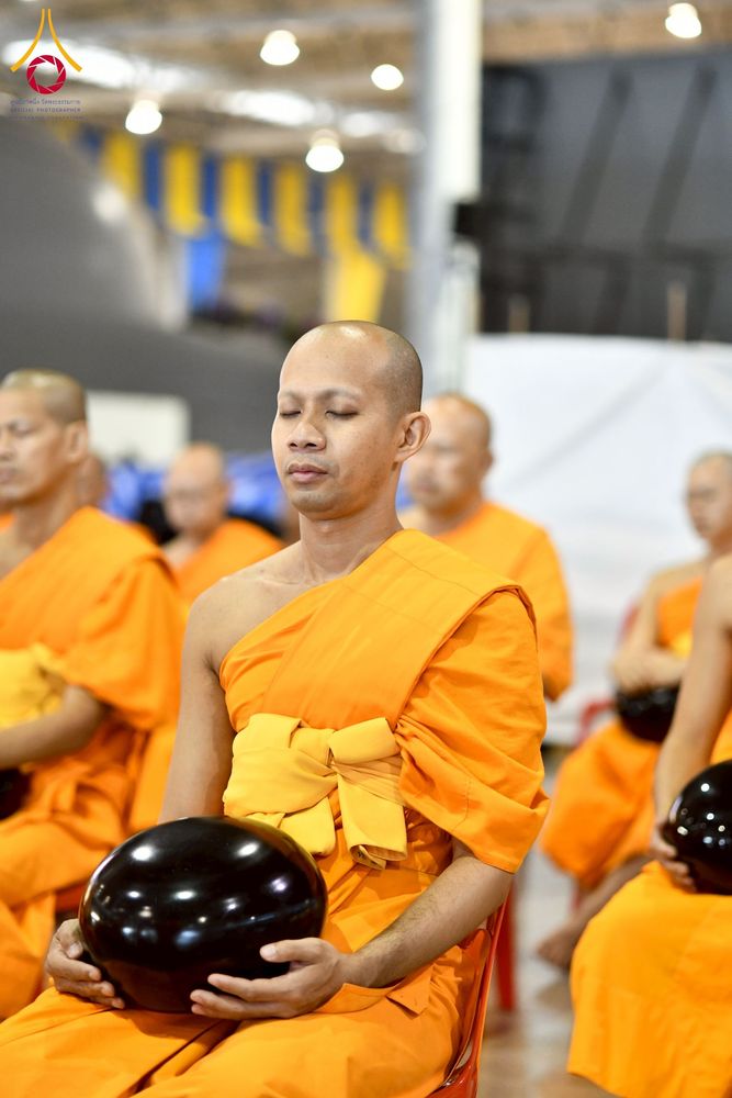 ภาพ No.256744:วันที่ 5 ตุลาคม พ.ศ. 2568 พิธีตักบาตร ข้าวสารอาหารแห้ง ณ บ้านแก้วเรือนทองคุณยายฯ สภาธรรมกายสากล วัดพระธรรมกาย