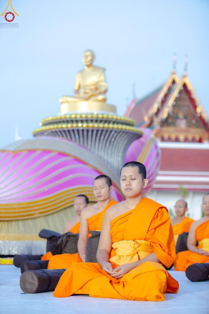 ภาพ No.194153:พระธรรมยาตราปฏิบัติธรรม และถ่ายภาพหมู่ประวัติศาสตร์ ณ วัดสองพี่น้อง ต.ต้นตาล อ.สองพี่น้อง จ.สุพรรณบุรี ในโครงการธรรมยาตรา กตัญญูบูชา มหาปูชนียาจารย์ พระมงคลเทพมุนี(สด จนฺทสโร) พระผู้ปราบมาร อนุสรณ์สถาน 7 แห่ง ปีที่ 13 วันที่ 12 มกราคม พ.ศ. 2568