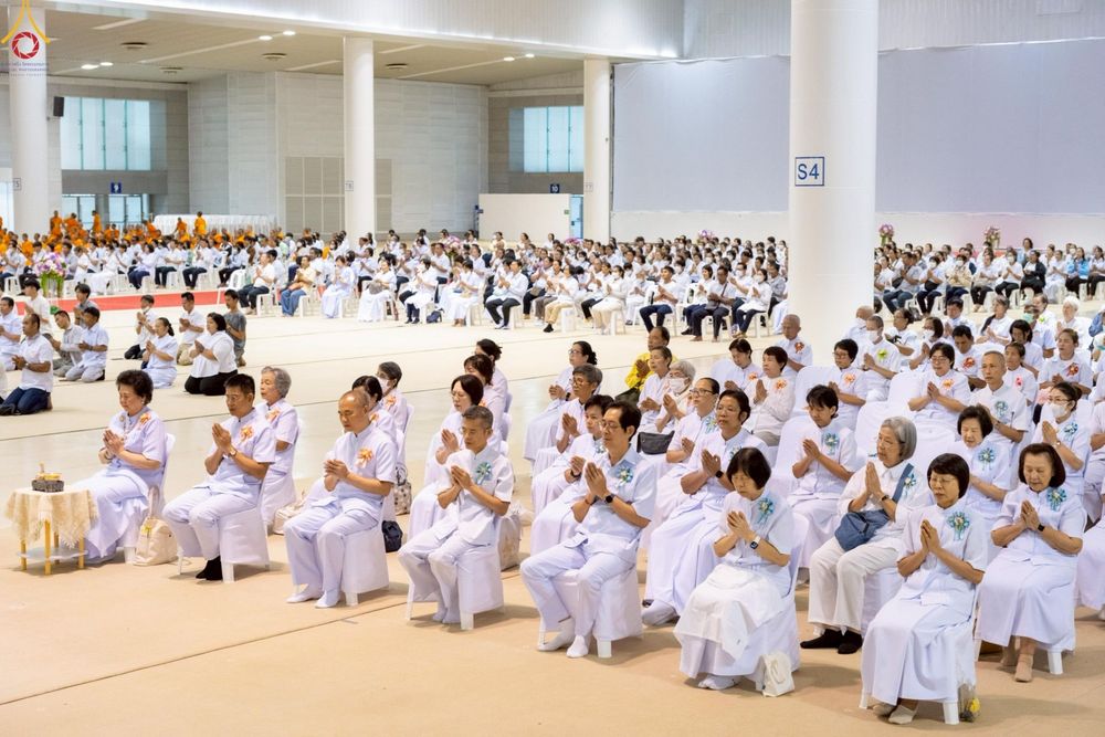 ภาพ No.233744:วันเสาร์ที่ 19 กรกฎาคม พ.ศ.2568 วันมหารำลึก ครั้งที่ 35 พิธีรำลึกถึงนักสร้างบารมี , พิธีสวดพระพุทธมนต์ , พิธีทอดผ้าบังสกุลและถวายไทยธรรม วัดพระธรรมกาย