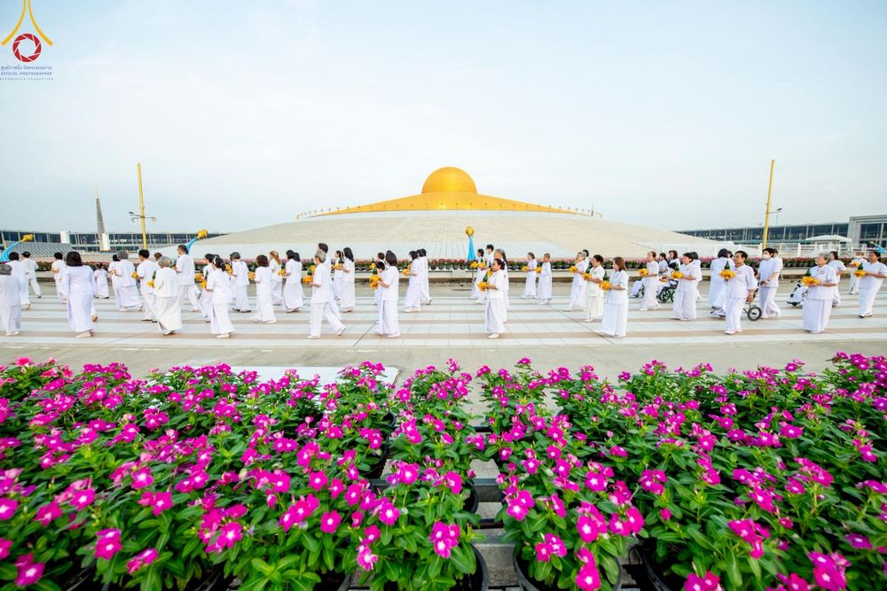 ภาพ No.214925:วันเสาร์ที่ 5 เมษายน พ.ศ. 2568 พิธีเวียนประทักษิณรอบพระมหาธรรมกายเจดีย์  พิธีวันทาเจดีย์ พิธีขอขมาและมอบผ้าไตร ในโครงการบรรพชาสามเณรฟื้นฟูพระพุทธศาสนาทั่วไทย , โครงการหน่อแก้วเปรียญธรรม รุ่นที่ 13 ,  โครงการสามเณรยุวธรรมทายาท รุ่นที่ 33 , โครงการสามเณรมั