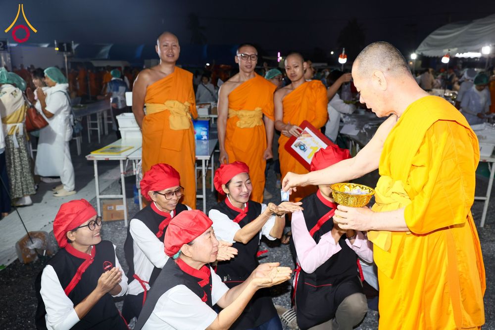ภาพ No.191748:พิธีถวายภัตตาหารเป็นสังฆทาน แด่พระธรรมยาตรา ณ อนุสรณ์สถานคลองบางนางแท่น อ.สามพราน จ.นครปฐม ในโครงการธรรมยาตรา กตัญญูบูชา มหาปูชนียาจารย์ พระมงคลเทพมุนี(สด จนฺทสโร) พระผู้ปราบมาร อนุสรณ์สถาน 7 แห่ง ปีที่ 13 วันที่ 9 มกราคม พ.ศ. 2568