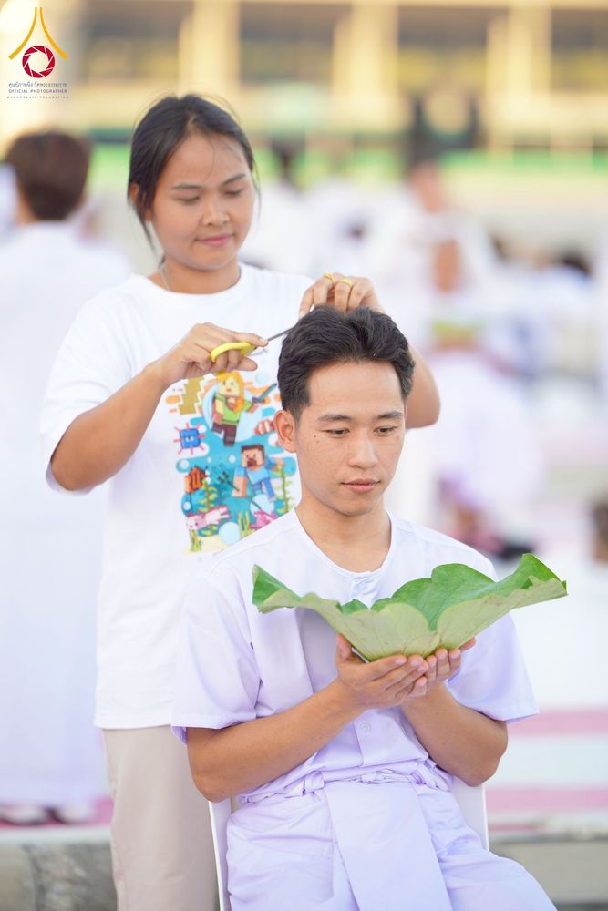 ภาพ No.274724:วันอาทิตย์ที่ 30 พฤศจิกายน พ.ศ. 2568 พิธีปลงผม โครงการอุปสมบทบูชาธรรมมหาปูชนียาจารย์ ปี 2568 ณ ลานธรรมพระมหาธรรมกายเจดีย์ ฝั่งทิศตะวันตก ระหว่างวิหารคดหมายเลข 8 และ 9 วัดพระธรรมกาย