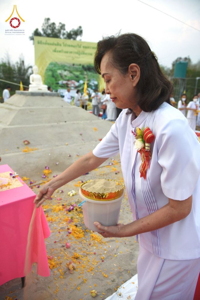 ภาพ No.76477:พิธีกลั่นแผ่นดิน โปรยดอกไม้ ขนทรายเข้าศูนย์ เพื่อสร้างอาคารปฏิบัติธรรม 80 ปี หลวงพ่อธัมมชโย  ณ ศูนย์ปฏิบัติธรรมวิหารแดง ตำบลเจริญธรรม อำเภอวิหารแดง จ.สระบุรี วันอาทิตย์ที่ 19 กุมภาพันธ์ พ.ศ. 2566