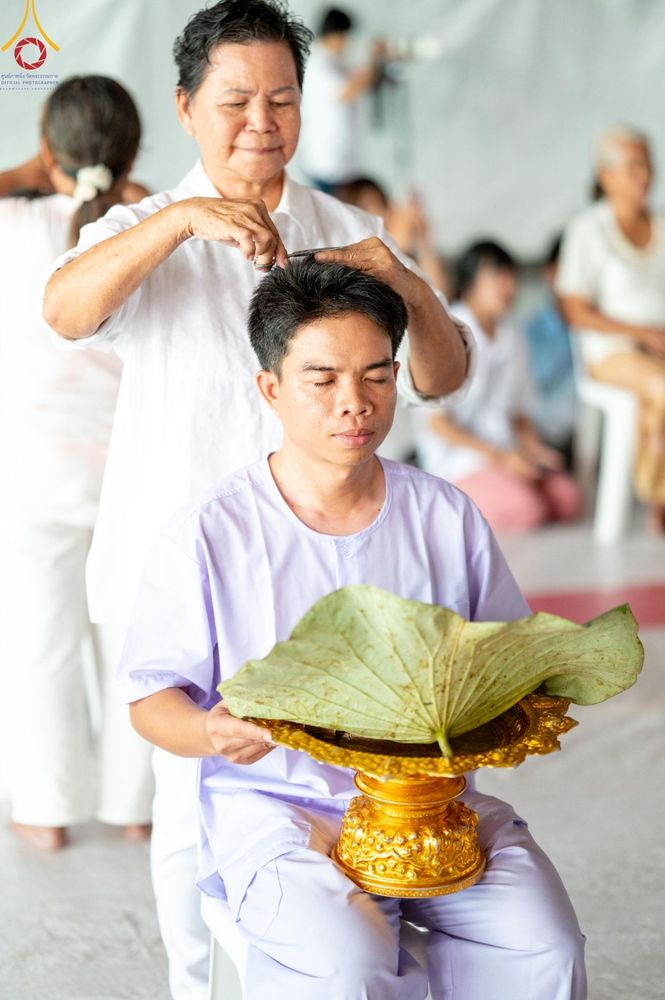 ภาพ No.159675:พิธีตัดปอยผมปลงผมนาคธรรมทายาท, พิธีบรรพชาอุปสมบทหมู่ โครงการอุปสมบทหมู่บูชาธรรม 140 ปี พระมงคลเทพมุนี (สด จนฺทสโร) ณ โบสถ์พระไตรปิฏก วัดพระธรรมกาย วันเสาร์ที่ 5 ตุลาคม พ.ศ. 2567