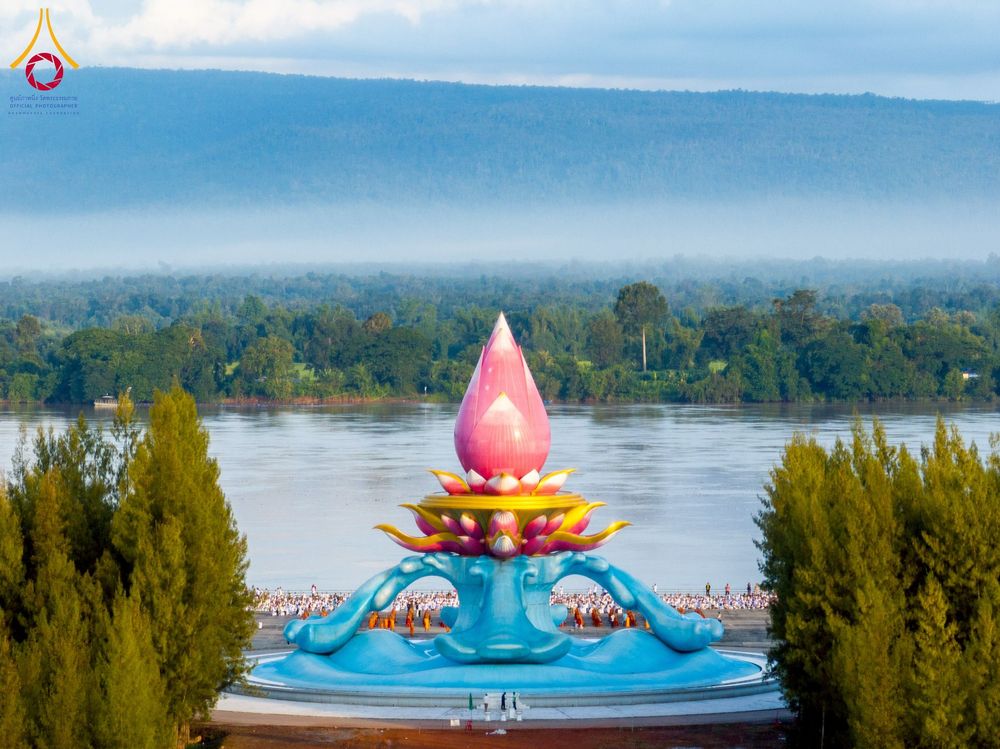 ภาพ No.250516:วันพุธที่ 8 ตุลาคม พ.ศ. 2568 พิธีตักบาตรเทโวโรหณะ ณ ลานธรรมปทุมรัตน์ธรรมเจดีย์ พุทธอุทยานนานาชาติ อ.โพนพิสัย จ.หนองคาย