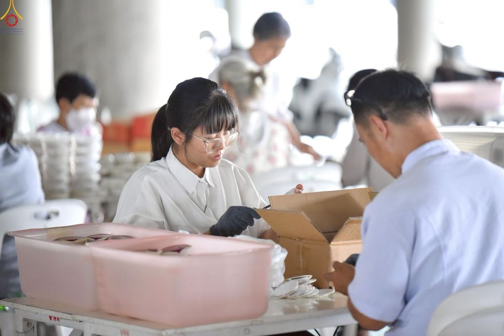 ภาพ No.239957:วันที่ 20-23 สิงหาคม พ.ศ. 2568 การเตรียมงานวันธรรมชัย ใส่ถ่านประทีป LED ที่วิหารคด 7 และ 25 วัดพระธรรมกาย