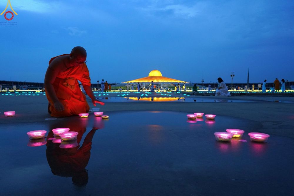 ภาพ No.154786:พิธีจุดประทีป, พิธีฉลองชัยสวดมนต์บทธัมมจักกัปปวัตนสูตร ณ มหารัตนวิหารคด วัดพระธรรมกาย วันอังคารที่ 17 กันยายน พ.ศ. 2567