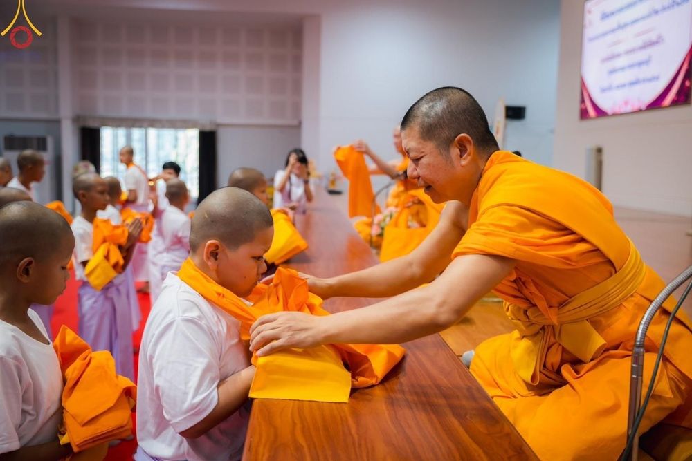 ภาพ No.135252:พิธีขอขมารับผ้าไตร, พิธีบรรพชา ในโครงการบรรพชาสามเณร ฟื้นฟูพระพุทธศาสนาทั่วไทย ณ ศูนย์อบรมเยาวชนกาญจนบุรี วันที่ 6 เมษายน พ.ศ. 2567