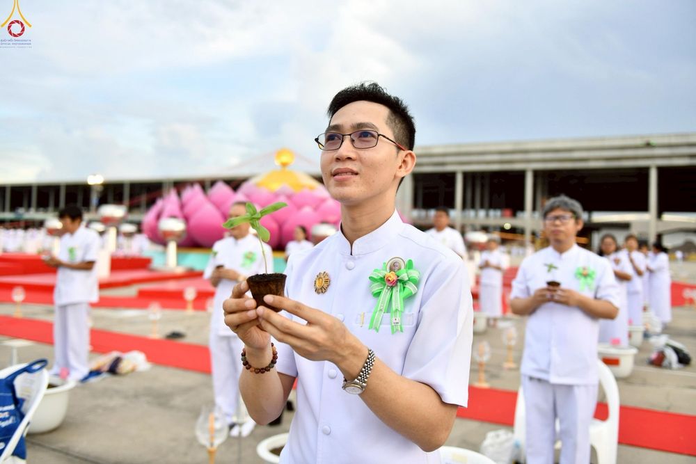 ภาพ No.252877:วันที่ 10 ตุลาคม พ.ศ. 2568 พิธีปลูกต้นทรัพย์บานชื่น ณ ลานธรรม วัดพระธรรมกาย