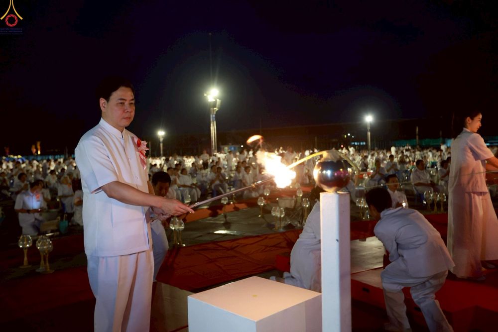 ภาพ No.253615:วันที่ 10 ตุลาคม พ.ศ. 2568 พิธีจุดประทีปบูชาพระผู้ปราบมาร, พิธีจุดประทีปบนพระมหาธรรมกายเจดีย์  20,000 ดวง เนื่องในวันคล้ายวันเกิดครบรอบ 141 ปี พระมงคลเทพมุนี (สด จนฺทสโร)