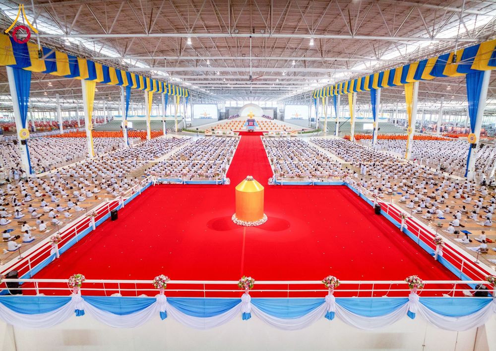 ภาพ No.258102:วันอาทิตย์ที่ 5 ตุลาคม พ.ศ. 2568 พิธีบูชาข้าวพระ ณ สภาธรรมกายสากล วัดพระธรรมกาย