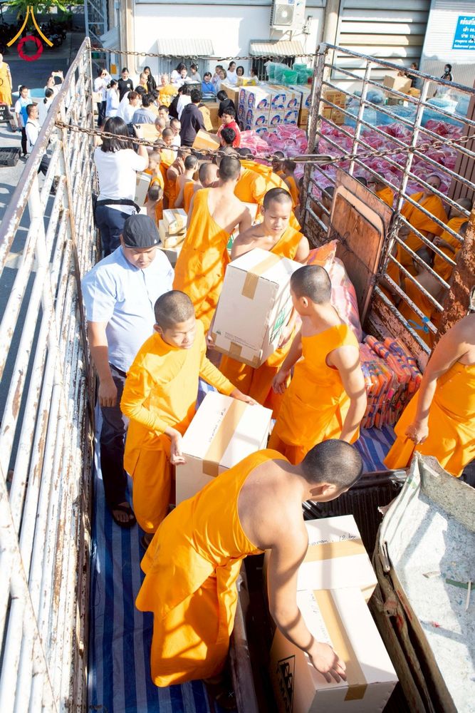 ภาพ No.273650:วันที่ 27 พฤศจิกายน พ.ศ. 2568 คณะศิษยานุศิษย์วัดพระธรรมกาย มูลนิธิธรรมกาย มอบอาหารและสิ่งของความช่วยเหลือให้พี่น้องชาวใต้ ผู้ประสบอุทกภัยน้ำท่วม