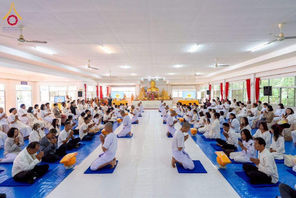 ภาพ No.275836:วันพุธที่ 3 ธันวาคม พ.ศ. 2568 พิธีบรรพชาอุปสมบท โครงการอุปสมบทบูชาธรรมมหาปูชนียาจารย์ ศูนย์อบรม : ศูนย์ส่งเสริมศีลธรรม จ.พะเยา ณ โบราณสถานพระธาตุจอมทอง และ โบสถ์กลางน้ำ วัดพระธาตุศรีโคมคำ อำเภอเมือง จังหวัดพะเยา