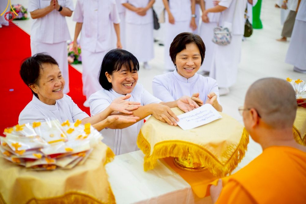 ภาพ No.214887:พิธีต้อนรับสัญญาบัตร พัดยศ พระราชวิเทศวชิรเวที (บัณฑิต วรปญฺโญ) เจ้าอาวาสวัดพระธรรมกายสกอตแลนด์ สหราชอาณาจักร ผู้ช่วยเจ้าอาวาสวัดพระธรรมกาย ณ อุโบสถพระไตรปิฏก วัดพระธรรมกาย