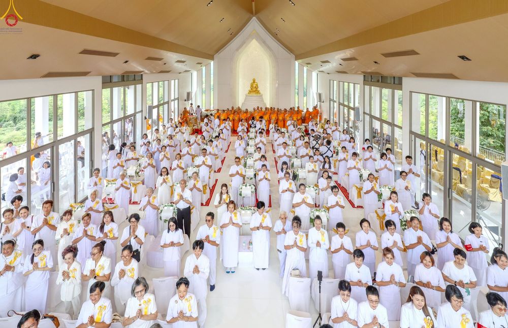 ภาพ No.239509:วันอาทิตย์ที่ 17 สิงหาคม พ.ศ. 2568 พิธีกดปุ่มอัญเชิญรูปเหมือน พระมงคลเทพมุนี (สด จันทสโร)  ณ มหาวิหารแก้วพระมงคลเทพมุนี  ศูนย์ปฏิบัติธรรมแก้วเมืองเลย
