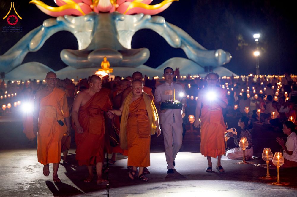 ภาพ No.266217:วันพุธที่ 5 พฤศจิกายน พ.ศ. 2568 (วันพระ ขึ้น 15 ค่ำ เดือน 12) พิธีจุดประทีปโคมลาน, โคมลอย และลอยกระทง ถวายประทีปเป็นพุทธบูชา สร้างความสว่างไสวให้กับแผ่นดินด้วยแสงธรรม ณ พุทธอุทยานนานาชาติ จังหวัดหนองคาย