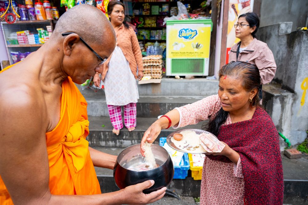 ภาพ No.317149:วันจันทร์ที่ 30 มีนาคม พ.ศ.2569 จาริกบิณฑบาตสยมภูนาทสู่พระราชวังหนุมานโดกา ประเทศเนปาล