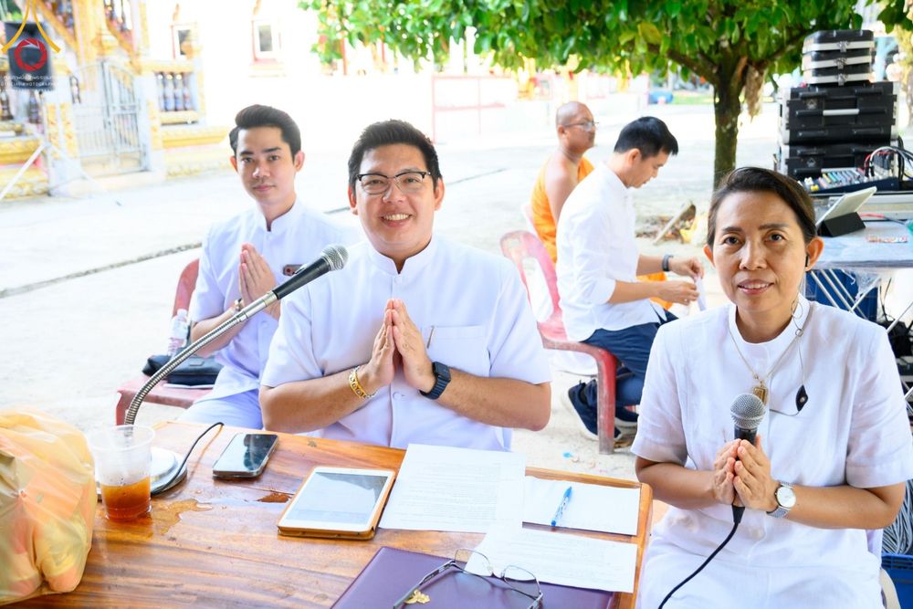 ภาพ No.78333:พิธีถวายสังฆทานแด่คณะสงฆ์ ๓๒๓ วัด พิธีมอบกองทุนหนุนแรงใจช่วยครูใต้และพิธีทำบุญอุทิศส่วนกุศลแด่ผู้วายชนม์ในเหตุการณ์ความไม่สงบ ๔ จังหวัดชายแดนภาคใต้  (ปัตตานี ยะลา นราธิวาส สงขลา) ปีที่ ๑๙ ครั้งที่ ๑๖๑ พิธีมอบกองทุนหนุนแรงใจช่วยครูใต้ (ปีที่ ๑๖ ครั้งที่ ๑