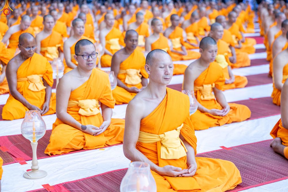 ภาพ No.290015:วันที่ 6 มกราคม พ.ศ. 2569 พิธีจุดประทีปถวายเป็นพุทธบูชา และบูชาธรรมมหาปูชนียาจารย์ (ภาพชุดที่ 2) ณ อนุสรณ์สถานมหาวิหารพระมงคลเทพมุนี (โลตัสแลนด์) อ.สองพี่น้อง จ.สุพรรณบุรี ในโครงการธรรมยาตรา กตัญญูบูชา มหาปูชนียาจารย์ พระมงคลเทพมุนี(สด จนฺทสโร) พระผู้ปรา