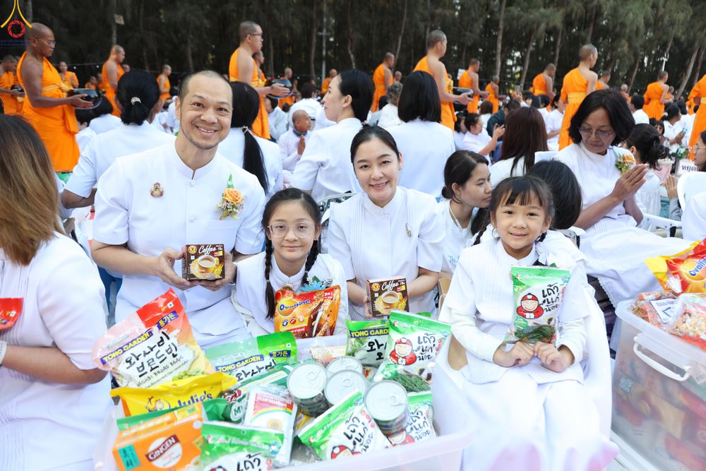 ภาพ No.289333:วันที่ 7 มกราคม พ.ศ. 2569 พิธีตักบาตรพระธรรมยาตรา ณ อนุสรณ์สถานลำดับที่ 1 สถานที่เกิดด้วยรูปกายเนื้อ อนุสรณ์สถานมหาวิหารพระมงคลเทพมุนี (โลตัสแลนด์) อ.สองพี่น้อง จ.สุพรรณบุรี ในโครงการธรรมยาตรา กตัญญูบูชา มหาปูชนียาจารย์ พระมงคลเทพมุนี(สด จนฺทสโร) พระผู้ป