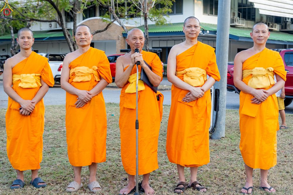 ภาพ No.281576:วันที่ 24 ธันวาคม พ.ศ.2568 พระธรรมยาตรา ปฏิบัติธรรม และถ่ายภาพหมู่ประวัติศาสตร์ ณ ลานหน้ามหาวิหารพระมงคลเทพมุนีฯ วัดพระธรรมกาย