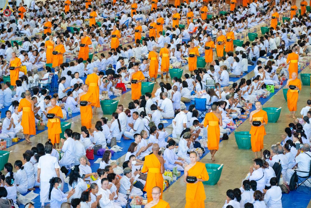 ภาพ No.337666:วันอาทิตย์ต้นเดือน 5 กรกฎาคม พ.ศ.2569 พิธีตักบาตรข้าวสารอาหารแห้ง  ณ บ้านแก้วเรือนทองคุณยายฯ วัดพระธรรมกาย