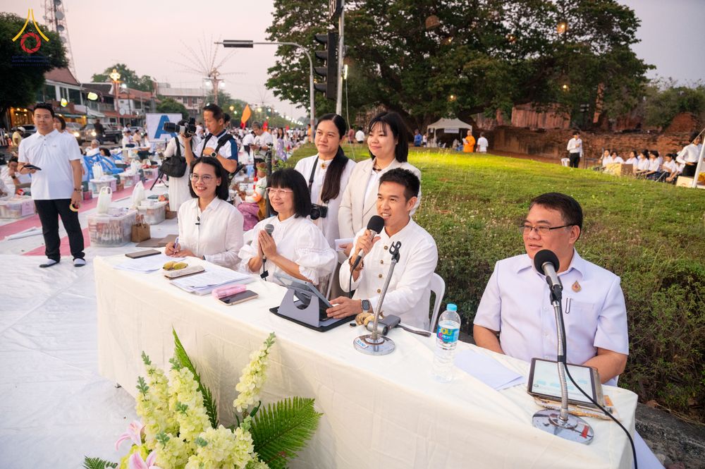 ภาพ No.317999:วันเสาร์ที่ 4 เมษายน พ.ศ. 2569 งานทำบุญเมืองใจกลางอยุธยา  ตักบาตรพระ 1,109 รูป ณ ถนนชีกุน หน้าวัดมหาธาตุ และวัดราชบูรณะ