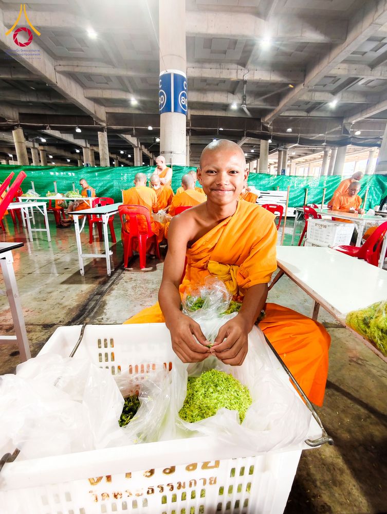 ภาพ No.279505:วันที่ 19-26 ธันวาคม พ.ศ. 2568 และ วันที่ 1 มกราคม พ.ศ.2569 รับบุญปลิดกลีบดอกไม้ เพื่อโปรยต้อนรับพระธรรมยาตรา