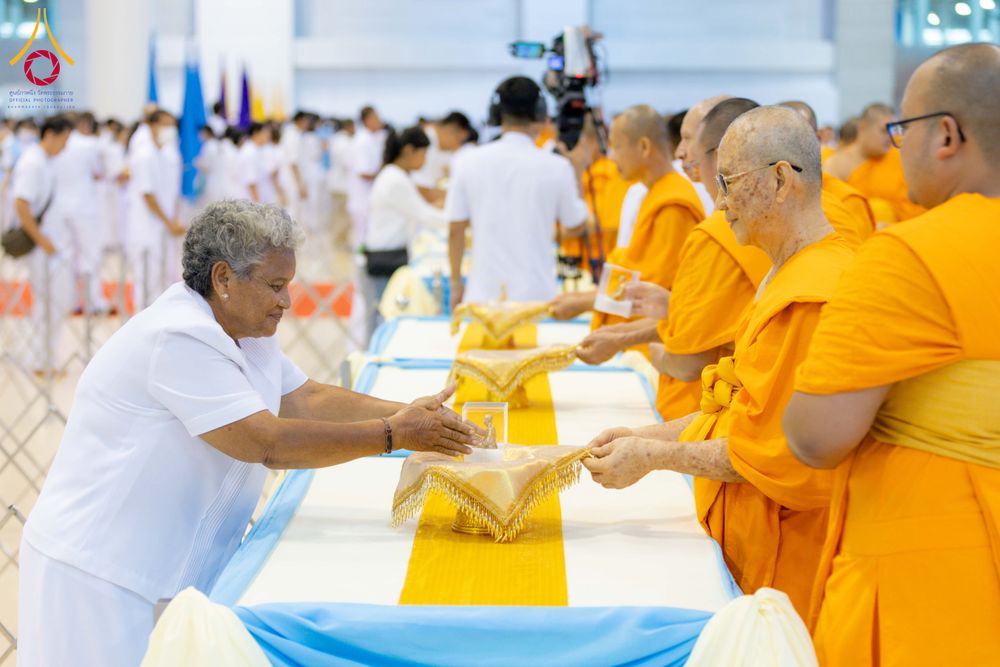 ภาพ No.338057:วันอาทิตย์ต้นเดือน 5 กรกฎาคม พ.ศ.2569 สัมมนาพิเศษ พิธีมอบพระของขวัญ ณ ห้องแก้วสารพัด1 วัดพระธรรมกาย