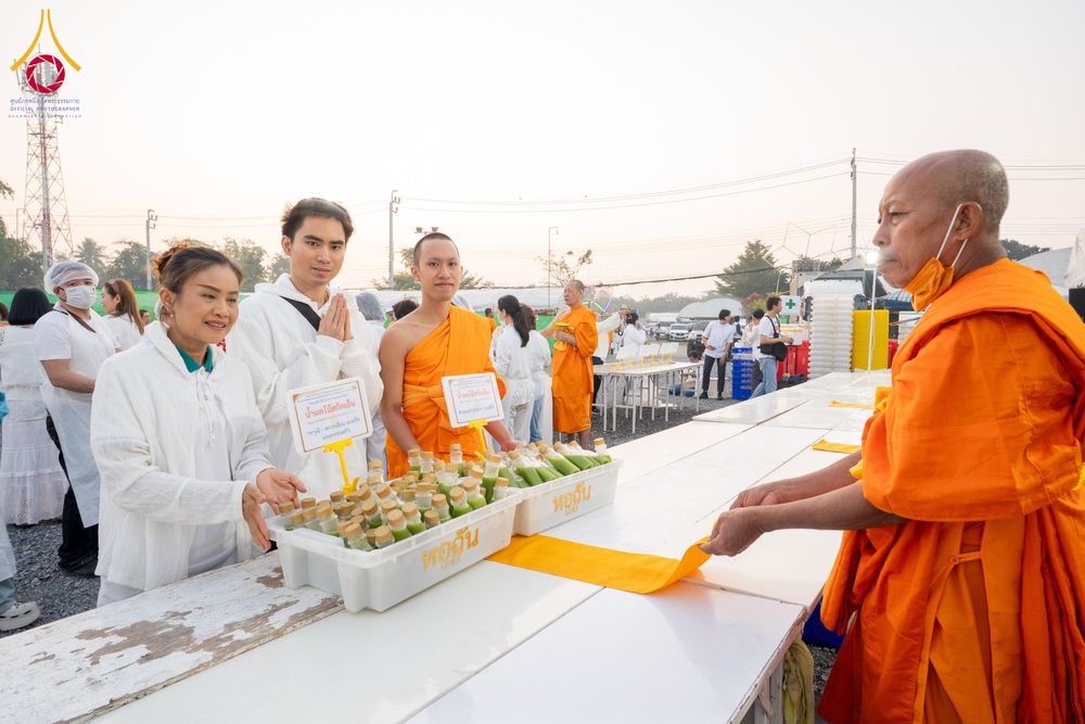 ภาพ No.294821:วันที่ 15 มกราคม พ.ศ. 2569 พิธีถวายภัตตาหารเป็นสังฆทาน แด่พระธรรมยาตรา ณ วัดโบสถ์บน ต.บางคูเวียง จ.นนทบุรี อนุสรณ์สถานลำดับที่ 4 สถานที่เกิดด้วยกายธรรม ในโครงการธรรมยาตรา กตัญญูบูชา มหาปูชนียาจารย์ พระมงคลเทพมุนี(สด จนฺทสโร) พระผู้ปราบมาร อนุสรณ์สถาน 7 แ