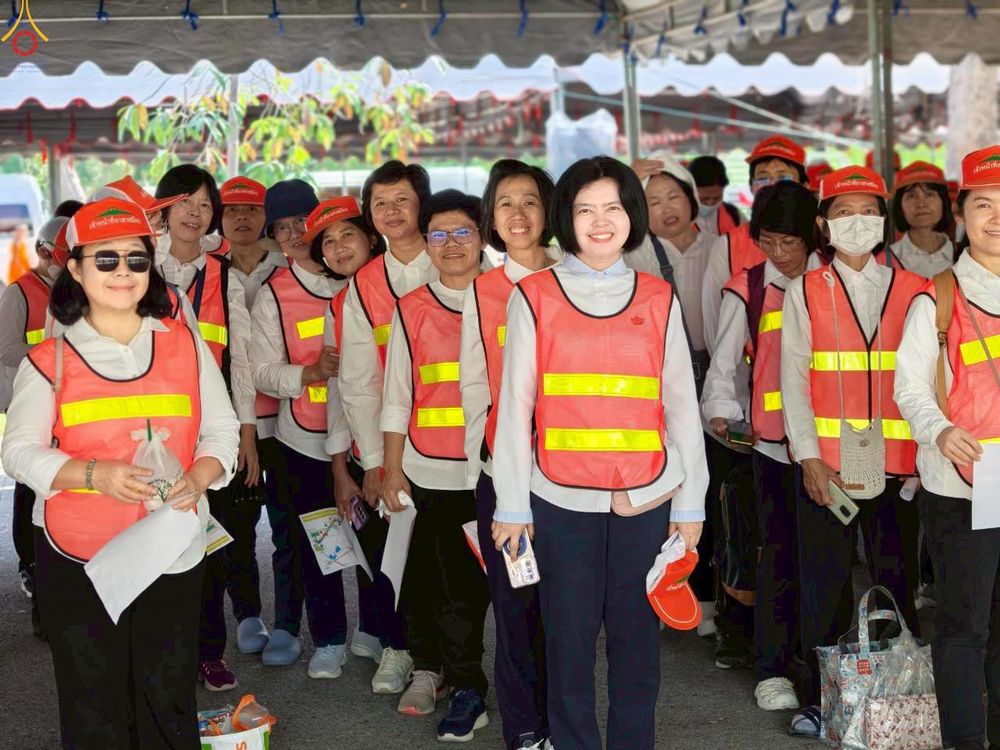 ภาพ No.300588:ภาพเบื้องหลังอาสาสมัครรวมใจ ชุดที่ 3 ในโครงการธรรมยาตรา กตัญญูบูชา มหาปูชนียาจารย์ พระมงคลเทพมุนี(สด จนฺทสโร) พระผู้ปราบมาร อนุสรณ์สถาน 7 แห่ง ปีที่ 14