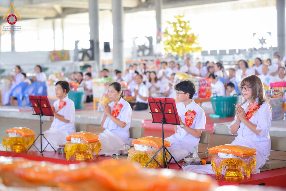 ภาพ No.320703:วันที่ 11 เมษายน พ.ศ.2569 พิธีตักบาตรฉลองสามเณรใหม่ โครงการบรรพชาสามเณรกล้าตะวัน ณ มหารัตนวิหาคด คอร์ 25 ชั้น 2 วัดพระธรรมกาย