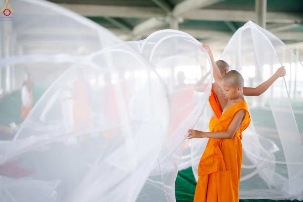 ภาพ No.322998:วันที่ 17-19 เมษายน พ.ศ.2569 การปูผ้ากระสอบขาว , เตรียมจุดฉัน , เตรียมจุดพักค้าง เพื่องานถวายมหาสังฆทาน 40,000 กว่าวัดทั่วประเทศ วันคุ้มครองโลก 22 เมษายน พ.ศ.2569 วัดพระธรรมกาย