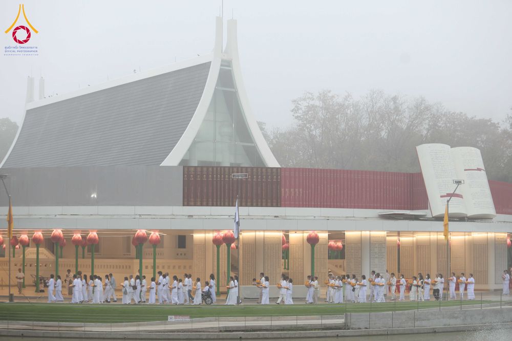 ภาพ No.298064:วันเสาร์ที่ 17 มกราคม พ.ศ. 2569 พิธีบรรพชาอุปสมบท โครงการอุปสมบทหมู่ บูชาธรรมครบ 117 ปี คุณยายอาจารย์มหารัตนอุบาสิกาจันทร์ ขนนกยูง  ณ อุโบสถพระไตรปิฎก วัดพระธรรมกาย