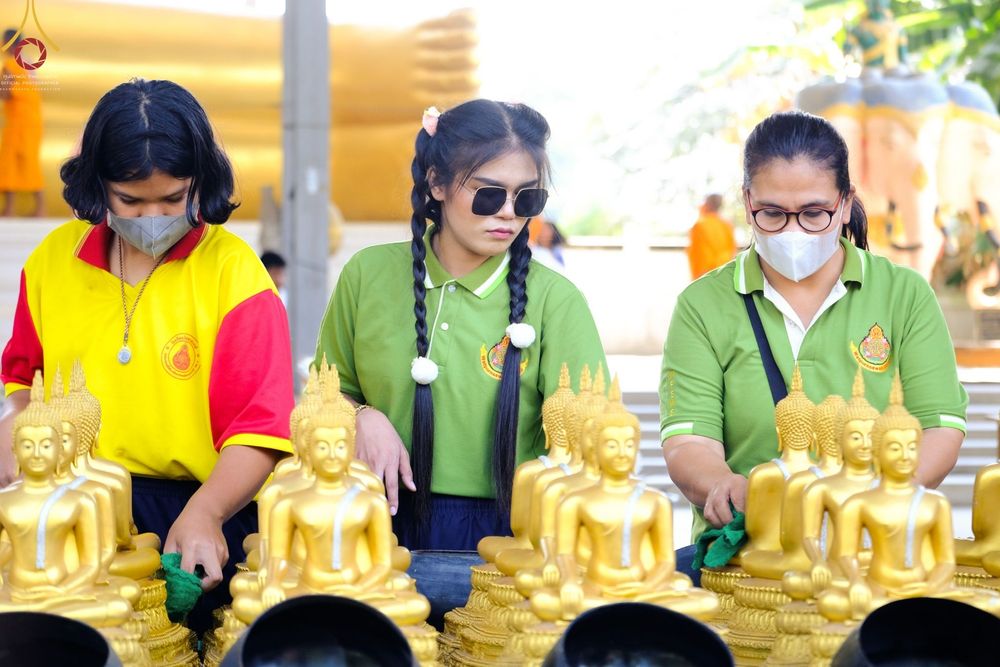 ภาพ No.71698:พระธรรมยาตรา ปฏิบัติศาสนกิจ ทำนุบำรุงศาสนสถาน, สวดธรรมจักร ,ปฏิบัติธรรม ร่วมกับชุมชน,นักเรียนเด็กดีวีสตาร์ และร่วมพิธีทอดผ้าป่าบำรุงศาสนสถาน ในโครงการธรรมยาตรากตัญญูบูชา มหาปูชนียาจารย์ พระมงคลเทพมุนี(สด จนฺทสโร) พระผู้ปราบมาร อนุสรณ์สถาน 7 แห่ง ปีที่ 11