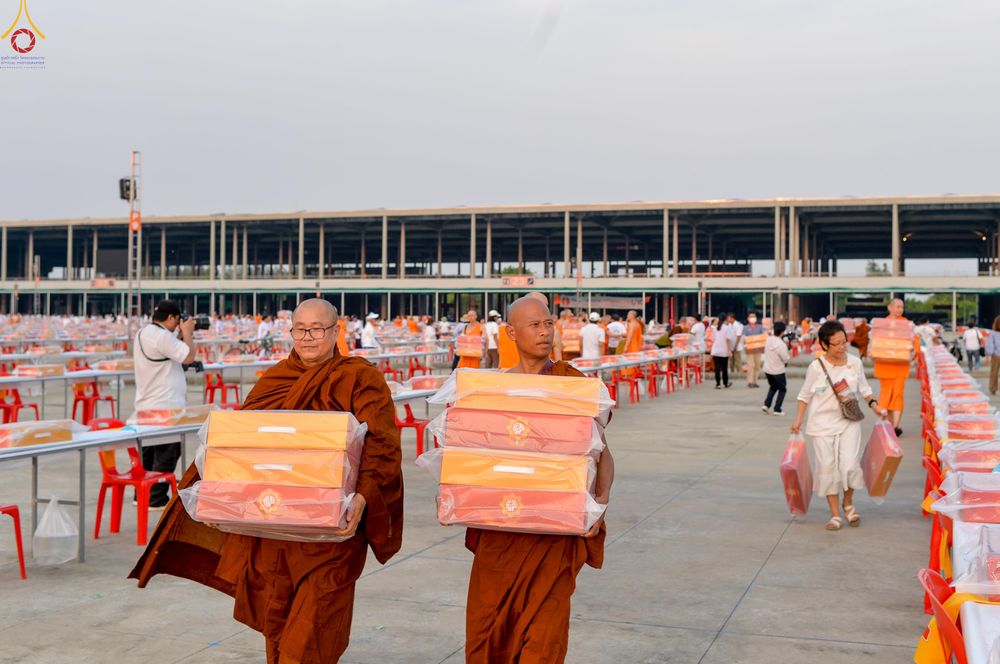 ภาพ No.323120:วันที่ 19 เมษายน พ.ศ.2569 การเรียงกล่องไทยธรรม , เตรียมงานจราจร เพื่องานถวายมหาสังฆทาน 40,000 กว่าวัดทั่วประเทศ วันคุ้มครองโลก 22 เมษายน พ.ศ.2569 วัดพระธรรมกาย