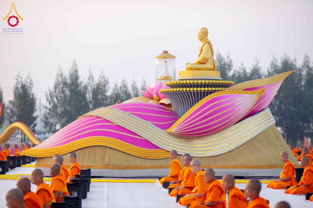 ภาพ No.299805:วันที่ 19 มกราคม พ.ศ.2569 พระธรรมยาตราปฏิบัติธรรมและถ่ายภาพหมู่ประวัติศาสตร์ ณ อนุสรณ์สถานลำดับที่ 5 สถานที่เผยแผ่วิชชาธรรมกายครั้งแรก  อนุสรณ์สถานบางปลาวัดบางปลา อ.บางเลน จ.นครปฐม ในโครงการธรรมยาตรา กตัญญูบูชา มหาปูชนียาจารย์ พระมงคลเทพมุนี(สด จนฺทสโร) 