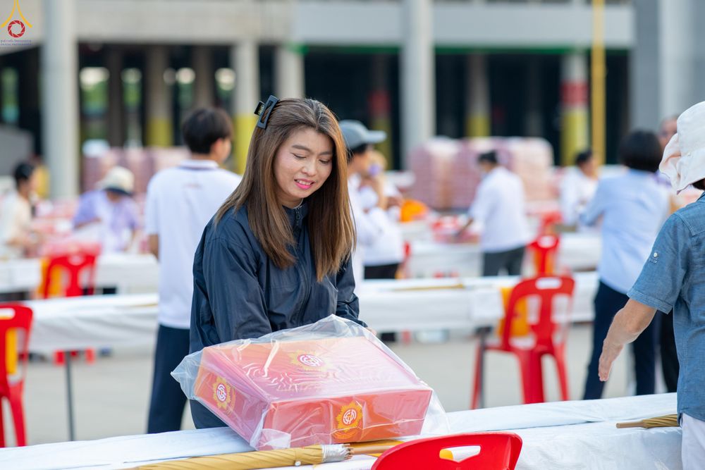 ภาพ No.322595:วันที่ 17 เมษายน พ.ศ.2569 การเรียงกล่องไทยธรรม เรียงน้ำดื่ม เรียงร่ม ณ ลานธรรมพระมหาธรรมกายเจดีย์ เพื่องานถวายมหาสังฆทาน 40,000 กว่าวัดทั่วประเทศ วันคุ้มครองโลก 22 เมษายน พ.ศ.2569 วัดพระธรรมกาย