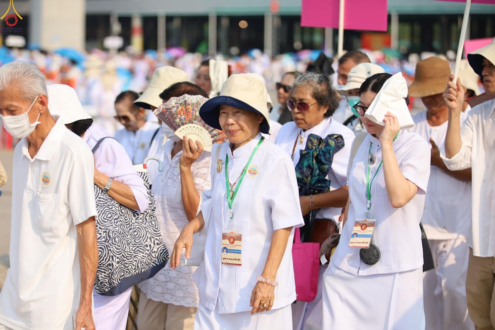 ภาพ No.324467:วันที่ 22 เมษายน พ.ศ.2569 (วันคุ้มครองโลก) งานถวายมหาสังฆทาน 40,000 กว่าวัดทั่วประเทศ บรรยากาศพระสังฆาธิการและสาธุชน  เดินทางเข้าลานธรรม วัดพระธรรมกาย